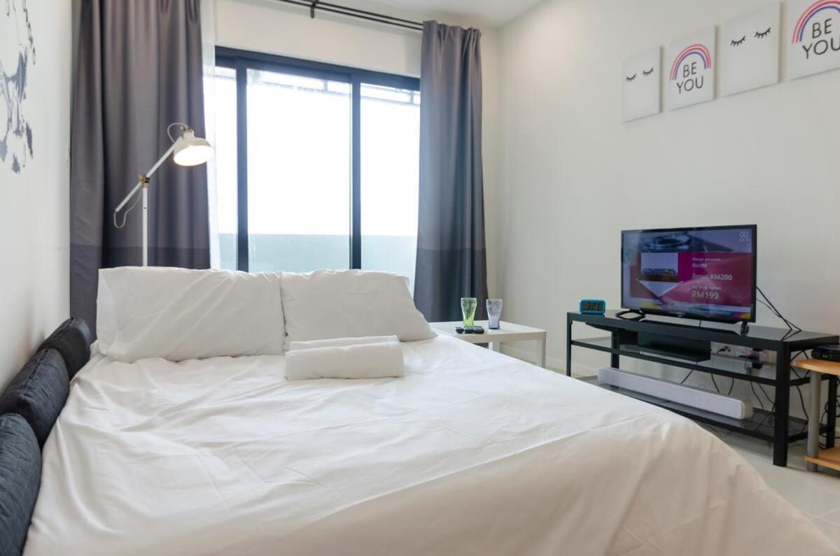 Totoro Theme In Suasana Jb, Free Wifi Apartemen